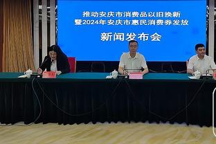 穆里尼奥抵达巴塞罗那，否认已决定未来&被问执教巴萨时露笑容